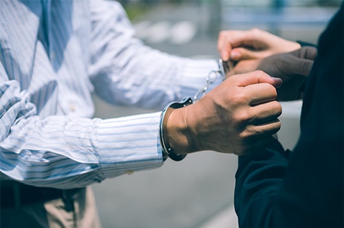 逮捕されたら弁護士に連絡を! 呼び方やすぐに依頼すべき理由を...