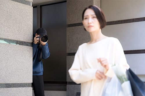 盗撮目的での建造物侵入は初犯でも逮捕される？ 問われる罪や対...