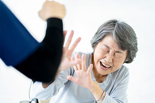 高齢者虐待で逮捕される？ 罪の種類や情状酌量のポイントを解説