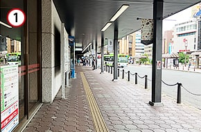 盛岡駅1階出口を出て左に進みます。